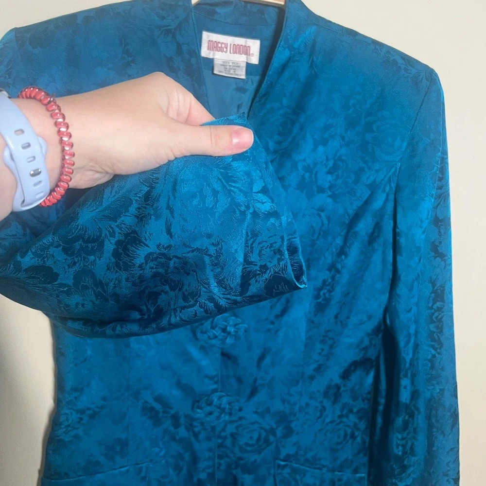 Maggy London Vintage 100% Silk Blazer Top Blouse Womens Size 6 Teall Embroidered